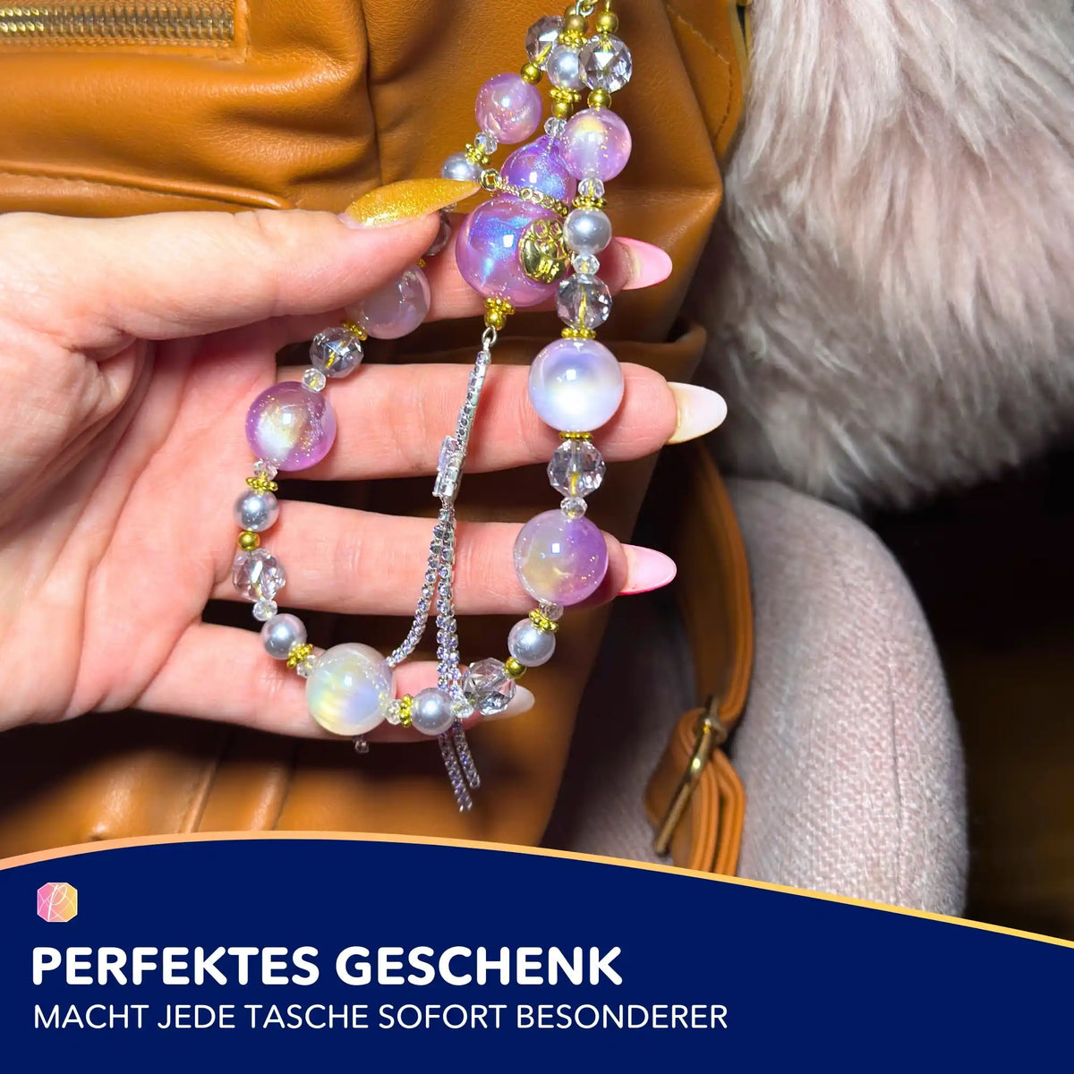 Stylische Taschenkette mit violetten Perlen und funkelnden Kristallen als elegantes Handtaschen-Accessoire
