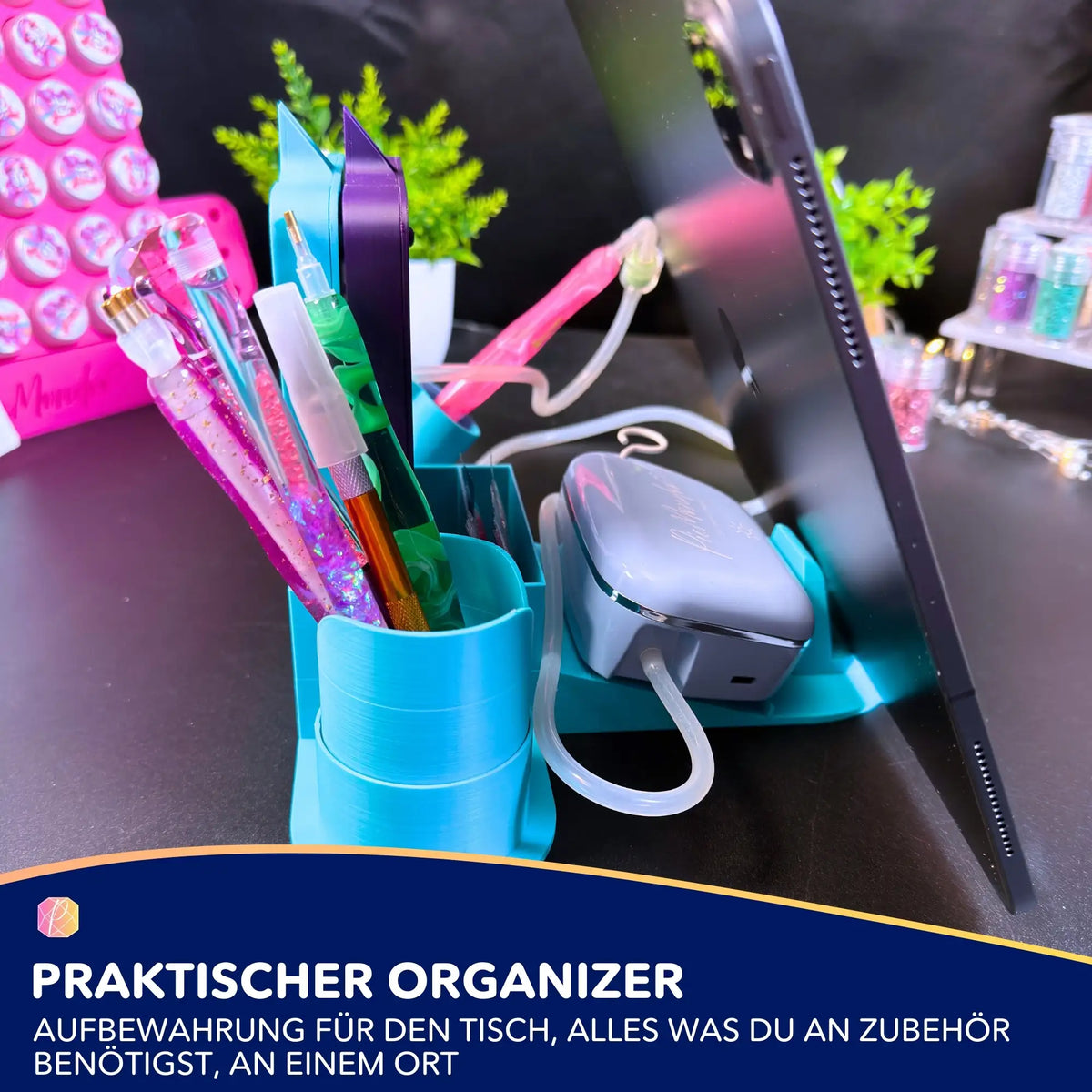 3D-gedruckter Diamond Painting Organizer für Zubehör, Stifte und Tablet auf dem Basteltisch für mehr Ordnung.