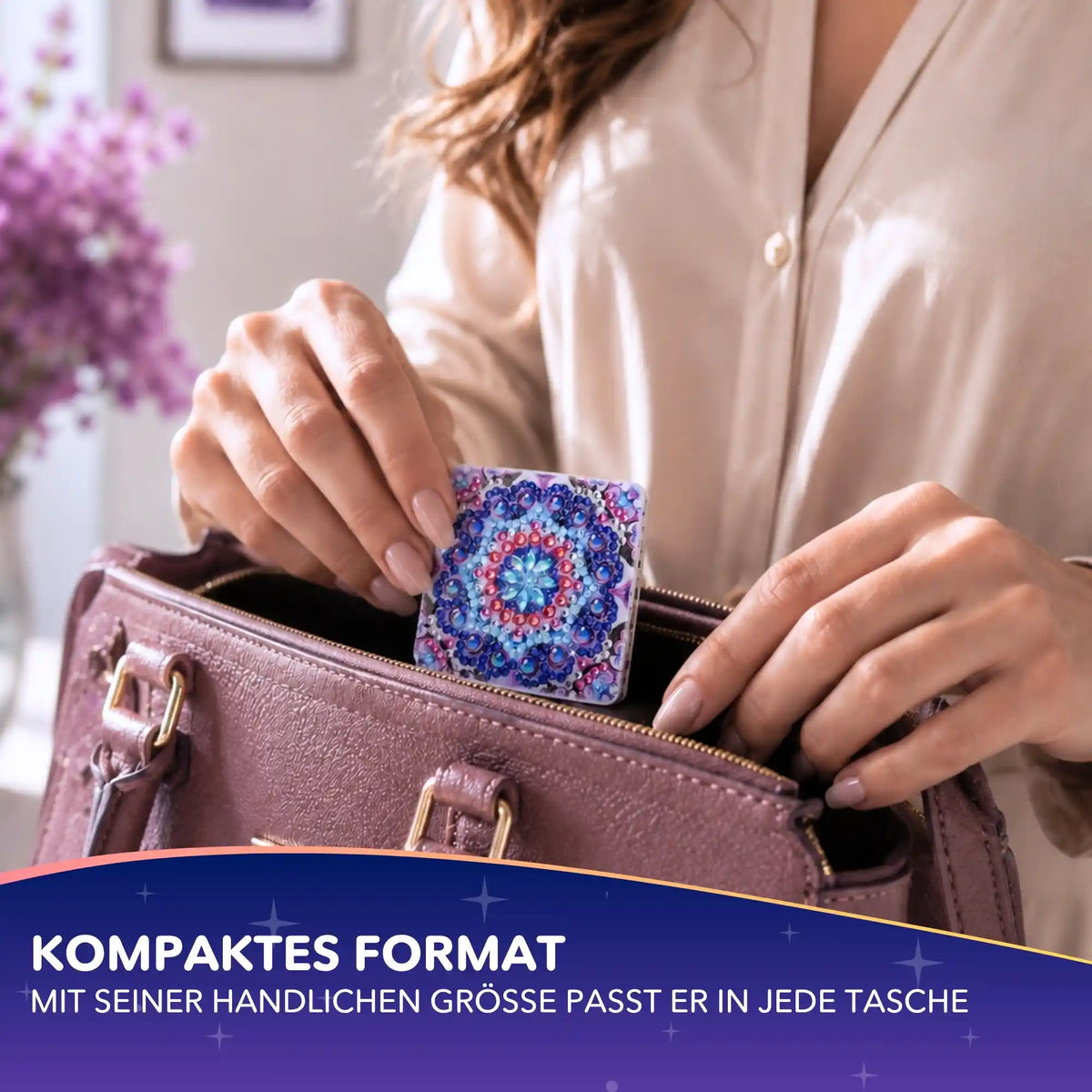 Diamond Painting Taschenspiegel mit buntem Mandala-Motiv und glitzernden Strasssteinen wird in eine Handtasche gesteckt.