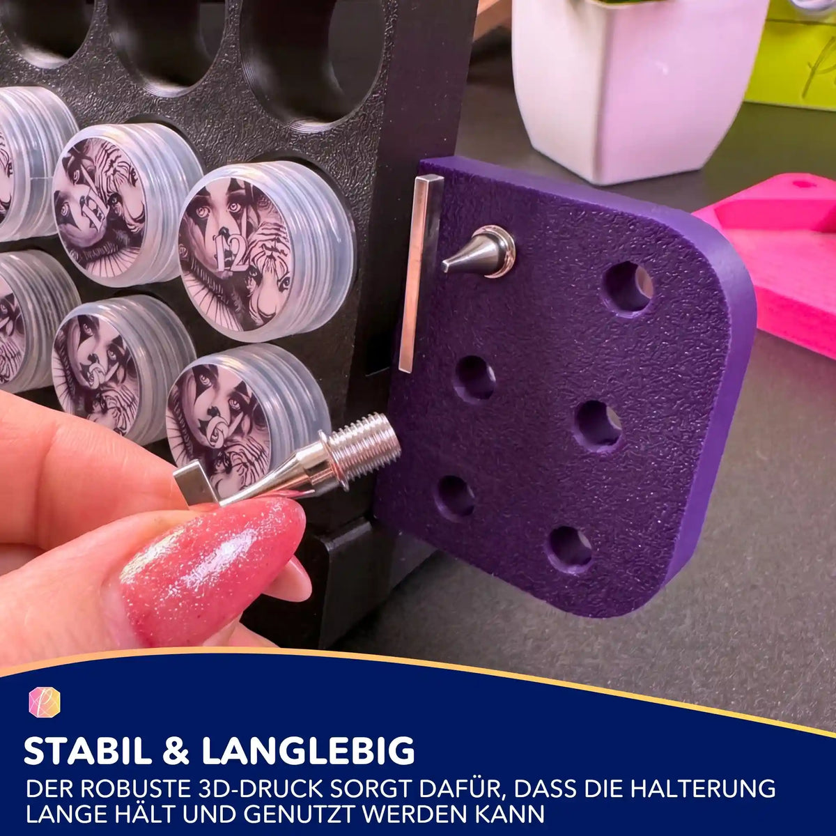 Violette 3D-gedruckte Halterung für Diamond Painting Metall-Aufsätze an einer Döschenwand zur organisierten Aufbewahrung
