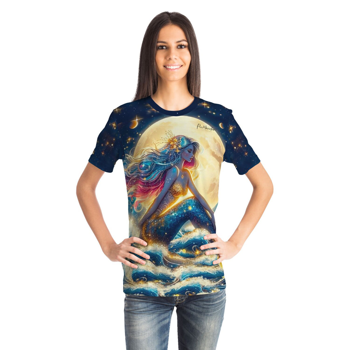 Frau trägt Dreamer T-Shirt mit Meerjungfrau-Motiv im Sternenhimmel, ideal für Fans von Diamond Painting und Malen nach Zahlen.