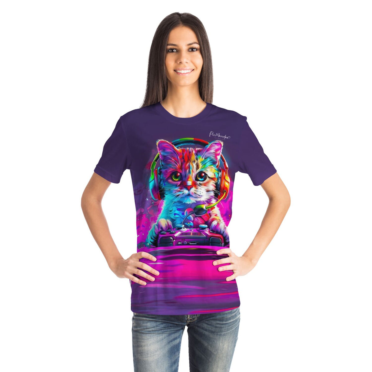 Frau trägt violettes T-Shirt mit buntem Gaming-Katzen-Design im Stil beliebter Diamond Painting und Malen nach Zahlen Motive