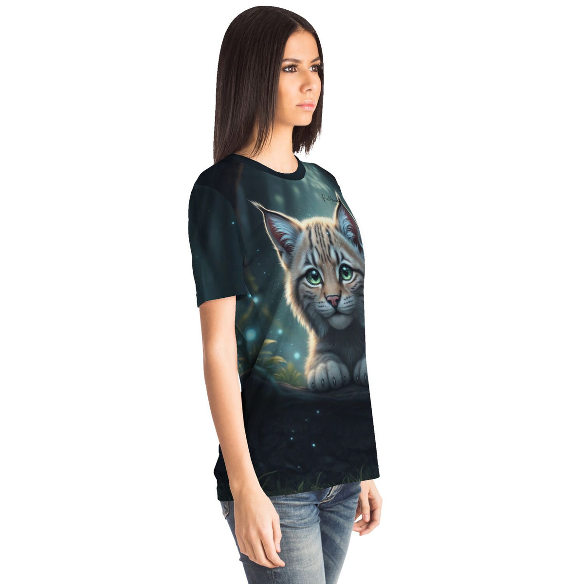 Frau trägt Dreamer T-Shirt Seele des Waldes mit niedlichem Luchs-Motiv, inspiriert von Diamond Painting Kunstwerken