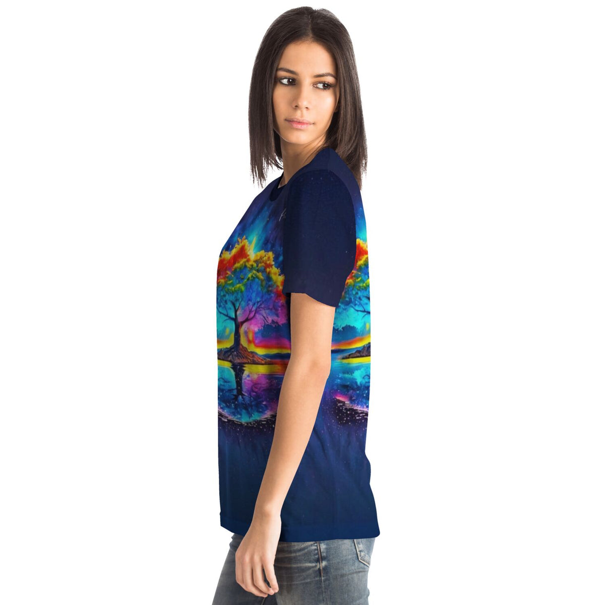 Frau trägt T-Shirt mit Rainbow Tree Motiv, inspiriert von Diamond Painting und farbenfrohen Malen nach Zahlen Designs