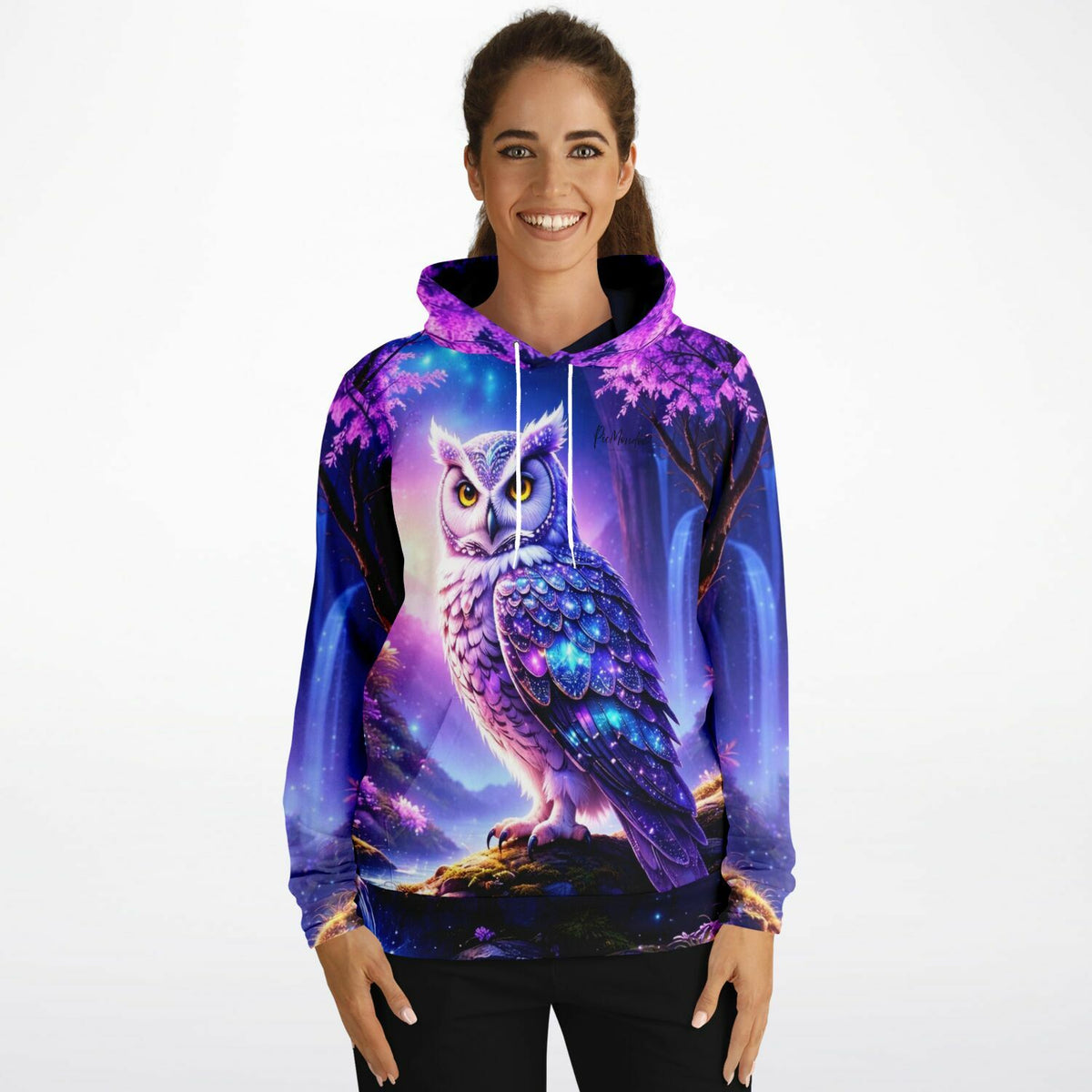 Frau trägt Dreamer Hoodie mit Eulen-Motiv im Stil von Diamond Painting Kunstwerken in Lila- und Blautönen