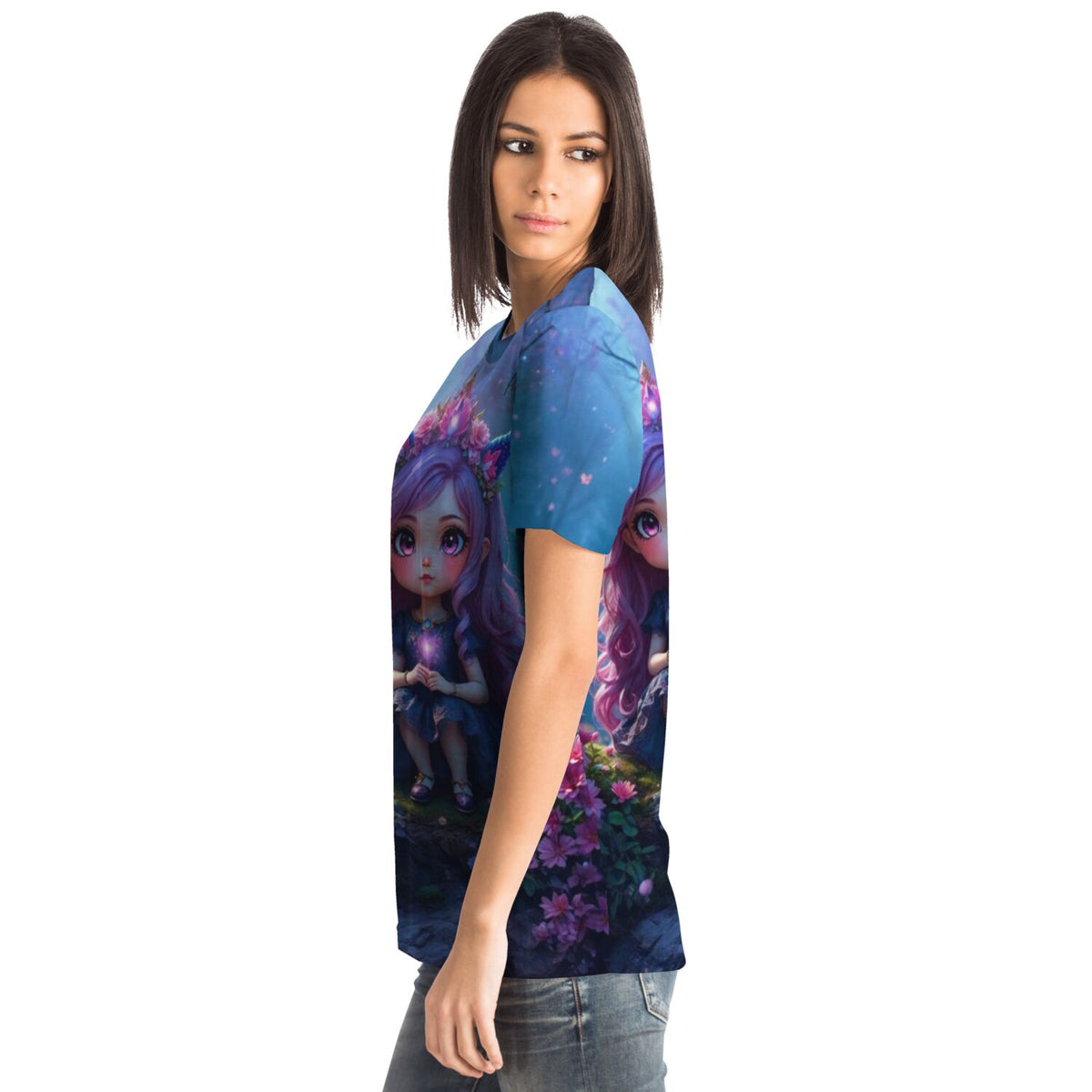 Frau trägt ein Dreamer T-Shirt mit violettem Fantasy-Mädchen Motiv, beliebtes Design wie bei Malen nach Zahlen Sets