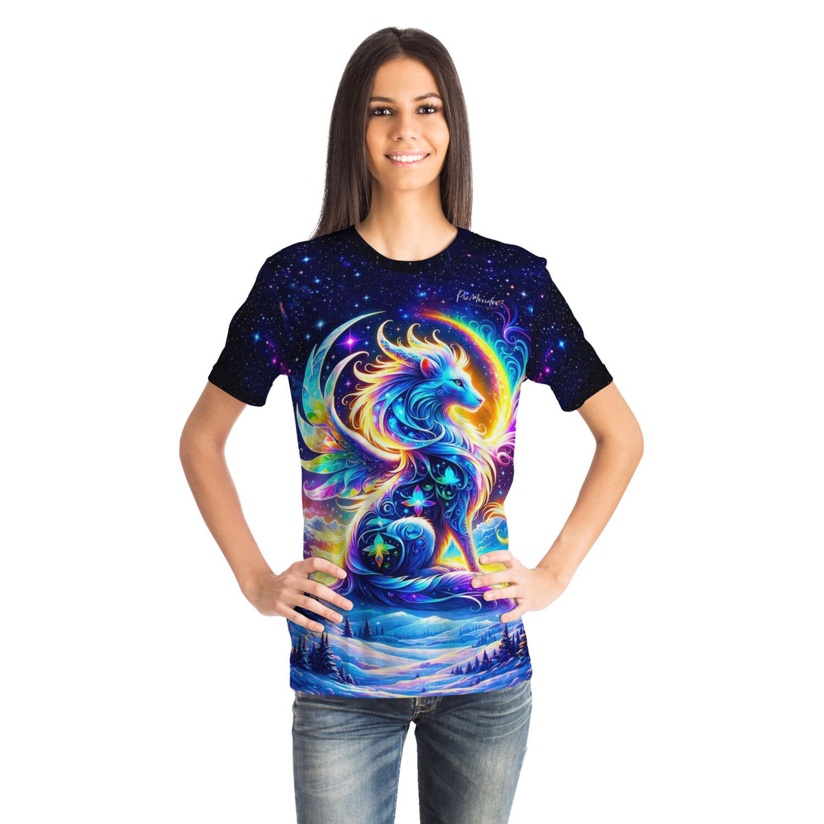 Frau trägt ein T-Shirt mit leuchtendem Diamond Painting Motiv Monja Hüterin der Berge vor nächtlichem Sternenhimmel