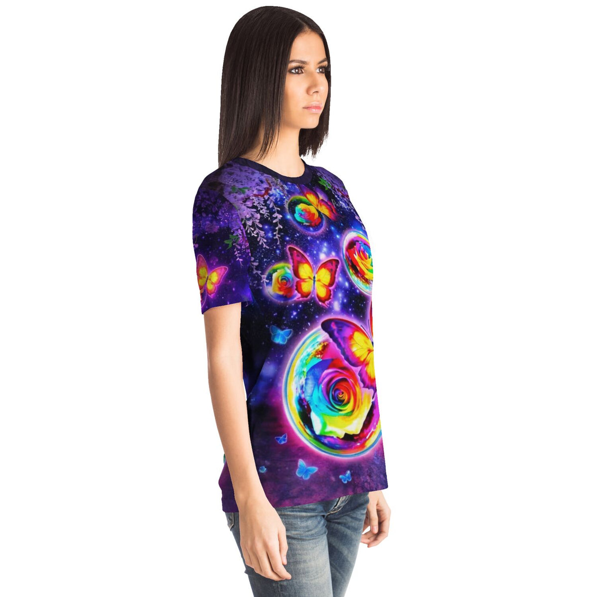 Frau trägt T-Shirt mit Schmetterlingstanz im Mondschein Design, inspiriert durch Diamond Painting und Malen nach Zahlen Kunst