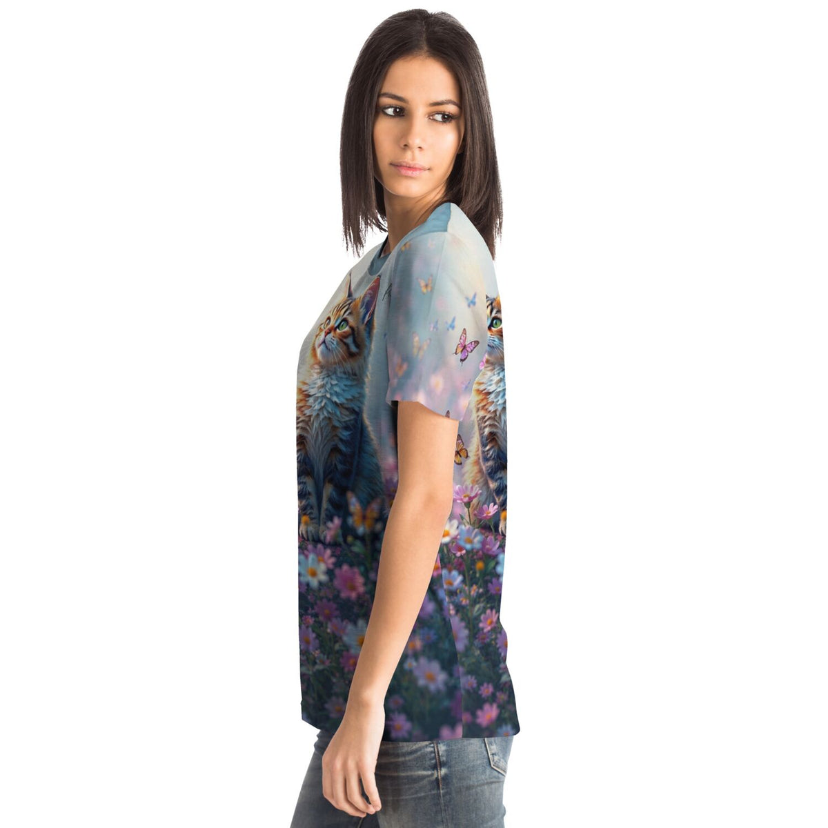 Frau trägt Dreamer T-Shirt mit Katzen im Blumenfeld Motiv, inspiriert durch Malen nach Zahlen und Diamond Painting Kunst