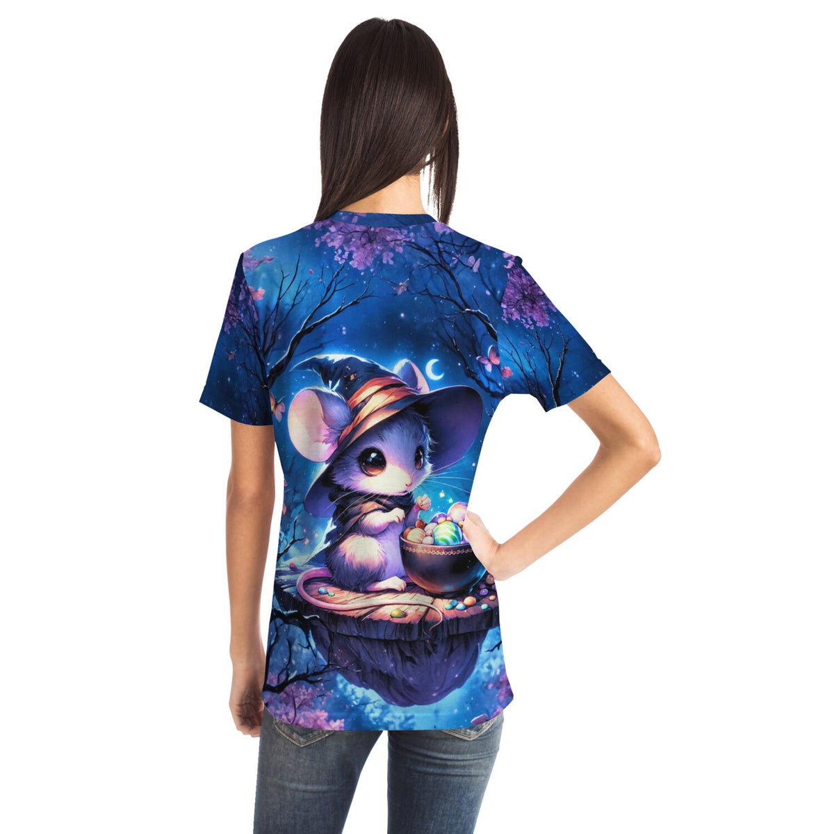T-Shirt mit süßer Hexen-Maus im Stil eines Diamond Painting Motivs vor nächtlicher Waldkulisse für DIY-Fans