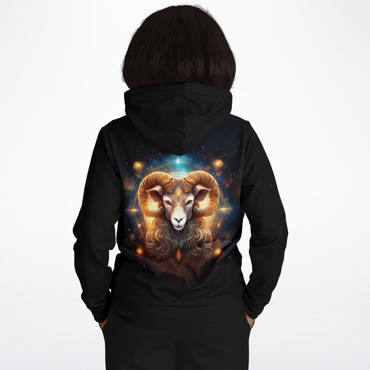 Schwarzer Dreamer Hoodie mit detailreichem Sternzeichen Widder Motiv auf dem Rücken für Fans kreativer Kunst