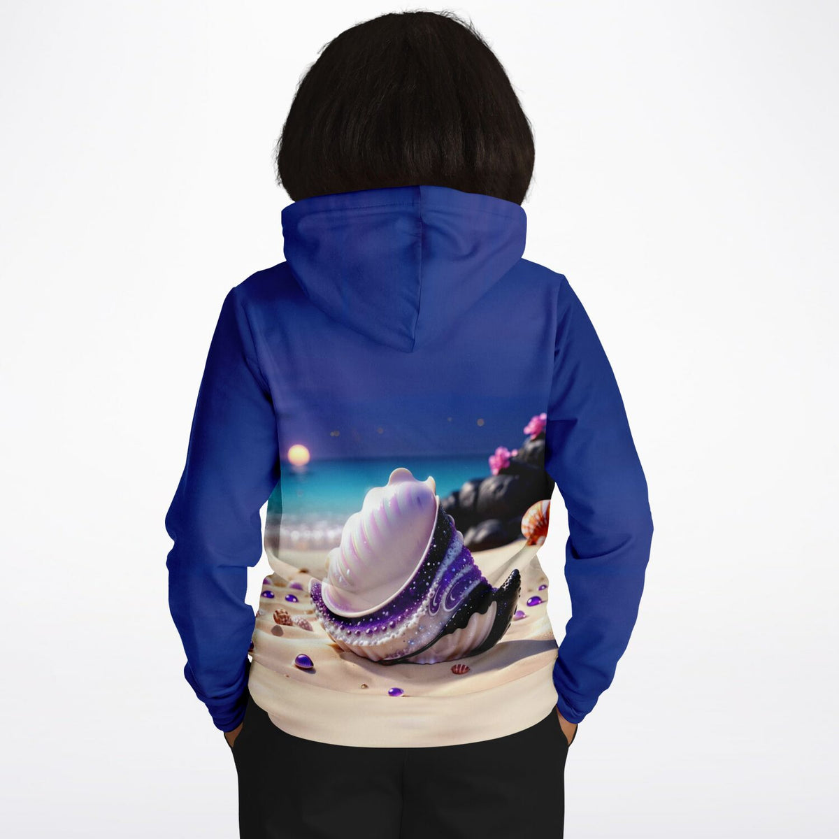 Dreamer Hoodie in Violett mit Muschel-Motiv am Strand, AOP-Design, perfekt für Fans von Malen nach Zahlen und Kunst.