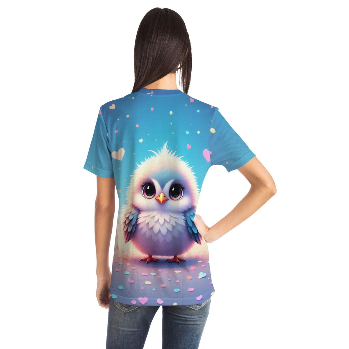 Frau mit blauem T-Shirt zeigt süßes Vogel-Motiv mit Herzen, wie bei Diamond Painting oder Malen nach Zahlen Drucken