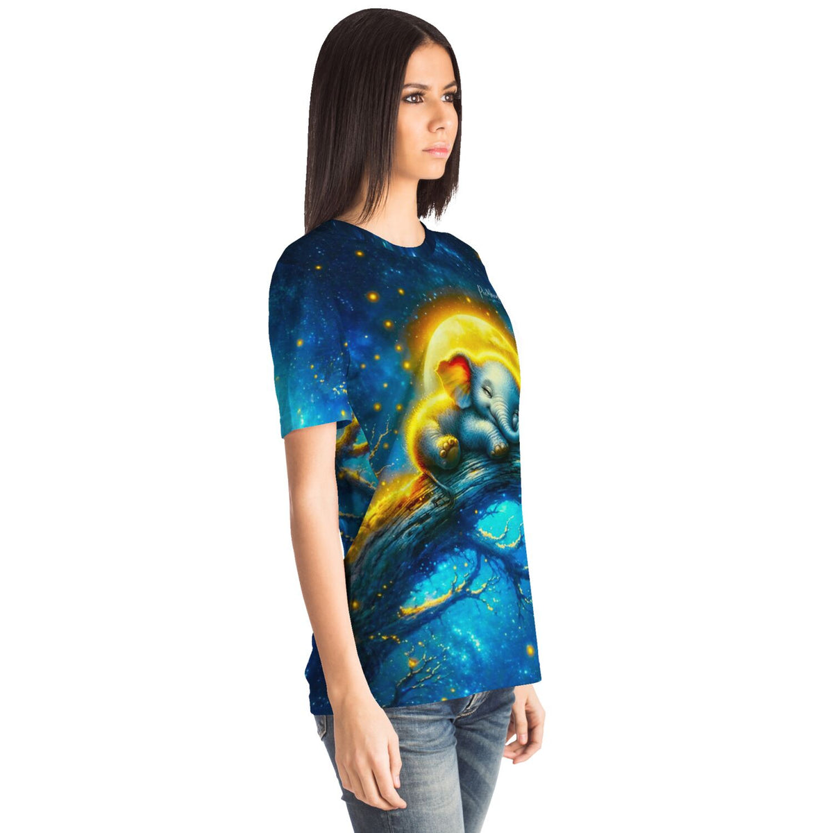 Frau trägt blaues Dreamer T-Shirt mit Mondschein Elefant Motiv, bekannt aus unseren Diamond Painting Kollektionen.