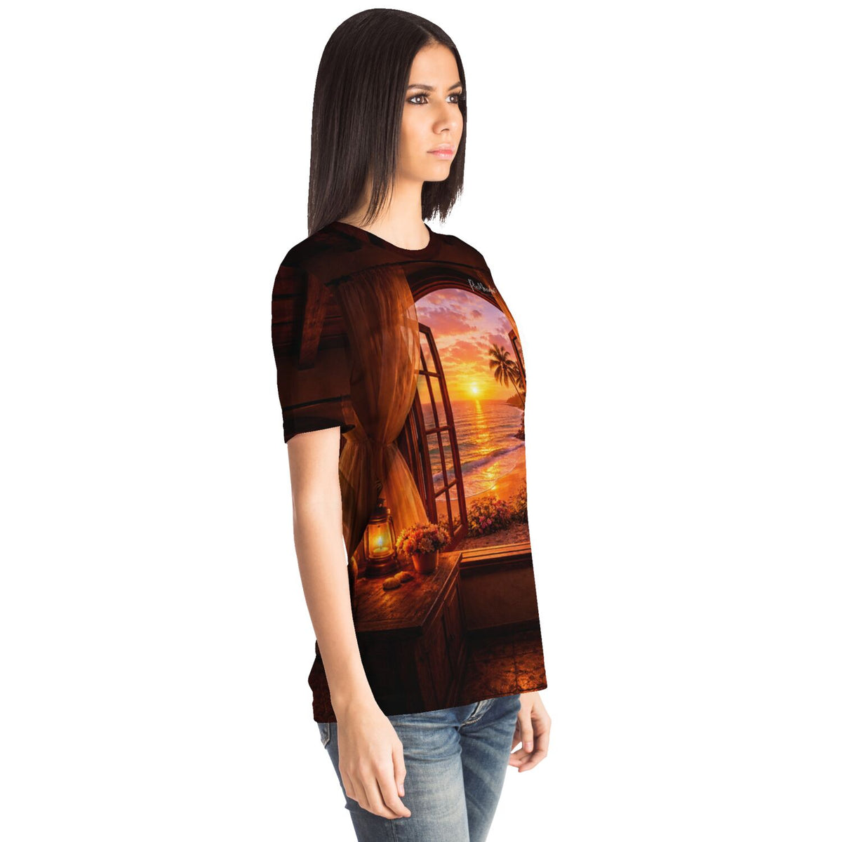 Frau trägt Dreamer T-Shirt mit Diamond Painting Motiv: Goldener Sonnenuntergang am Strand durch ein offenes Fenster.