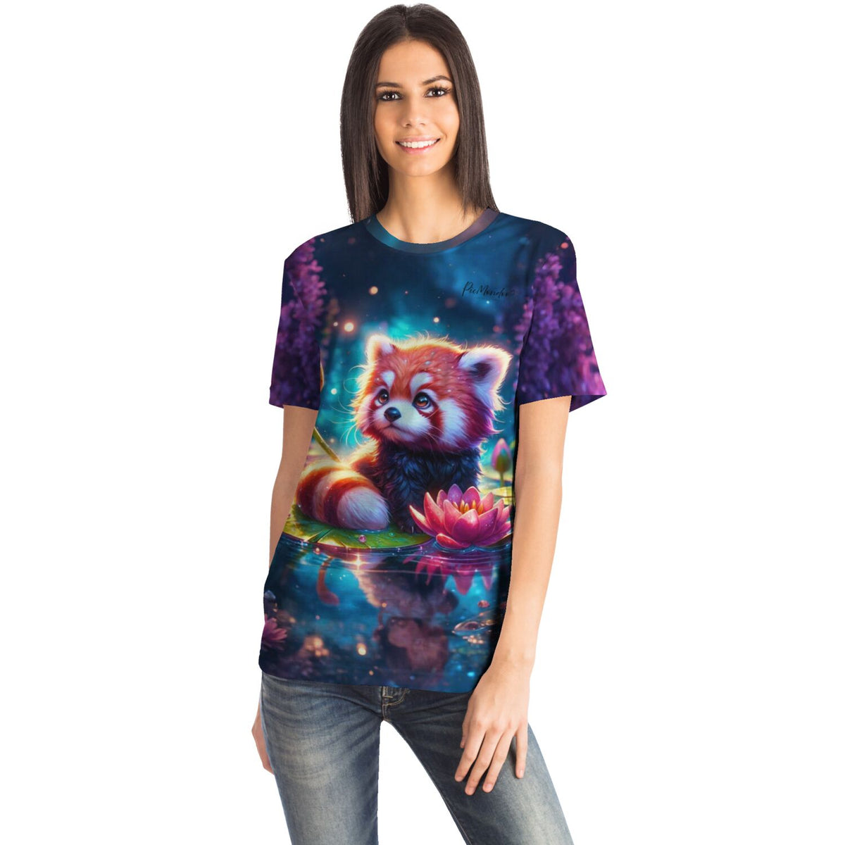Frau trägt Miko Dreamer T-Shirt mit rotem Panda Motiv, inspiriert von Diamond Painting und Malen nach Zahlen Designs.