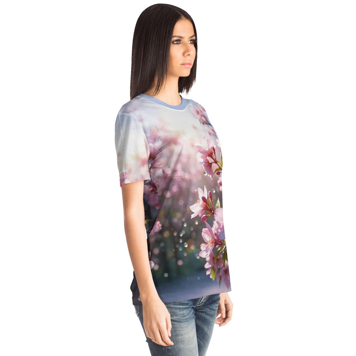 Frau trägt Dreamer T-Shirt mit zartem Kirschblüten-Print, passend zum Stil von Malen nach Zahlen und Diamond Painting