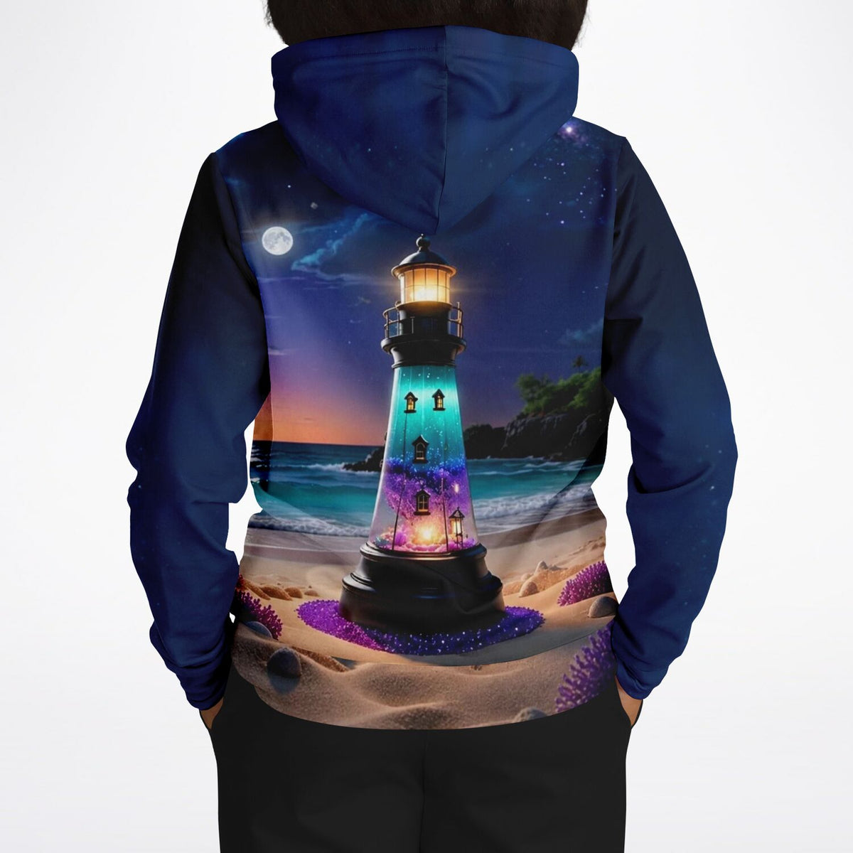 Hoodie mit Leuchtturm-Motiv am Strand bei Nacht, inspiriert von Diamond Painting Kunstwerken für kreative Erwachsene.