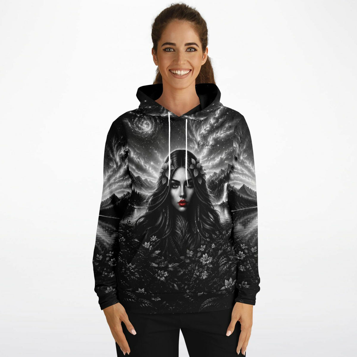 Dreamer Hoodie mit mystischem Fantasy-Print: Frau mit roten Lippen vor nächtlicher Galaxie-Landschaft im picmundoo.comsign