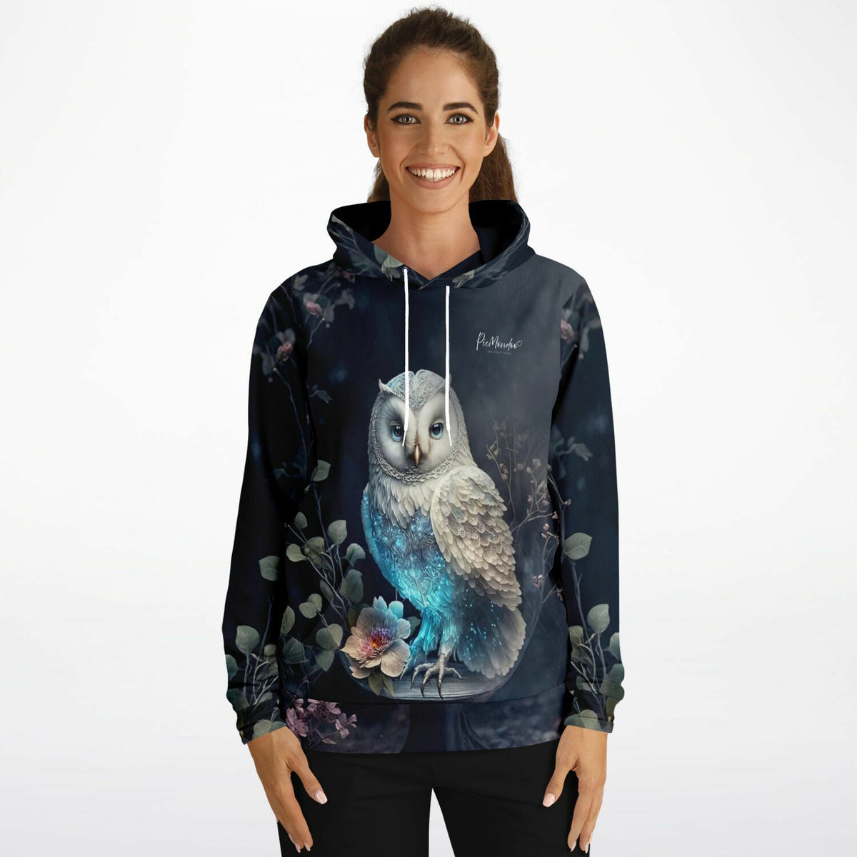 Frau trägt Hoodie mit mystischem weißen Eulen-Motiv im Stil von Diamond Painting und Malen nach Zahlen Designs