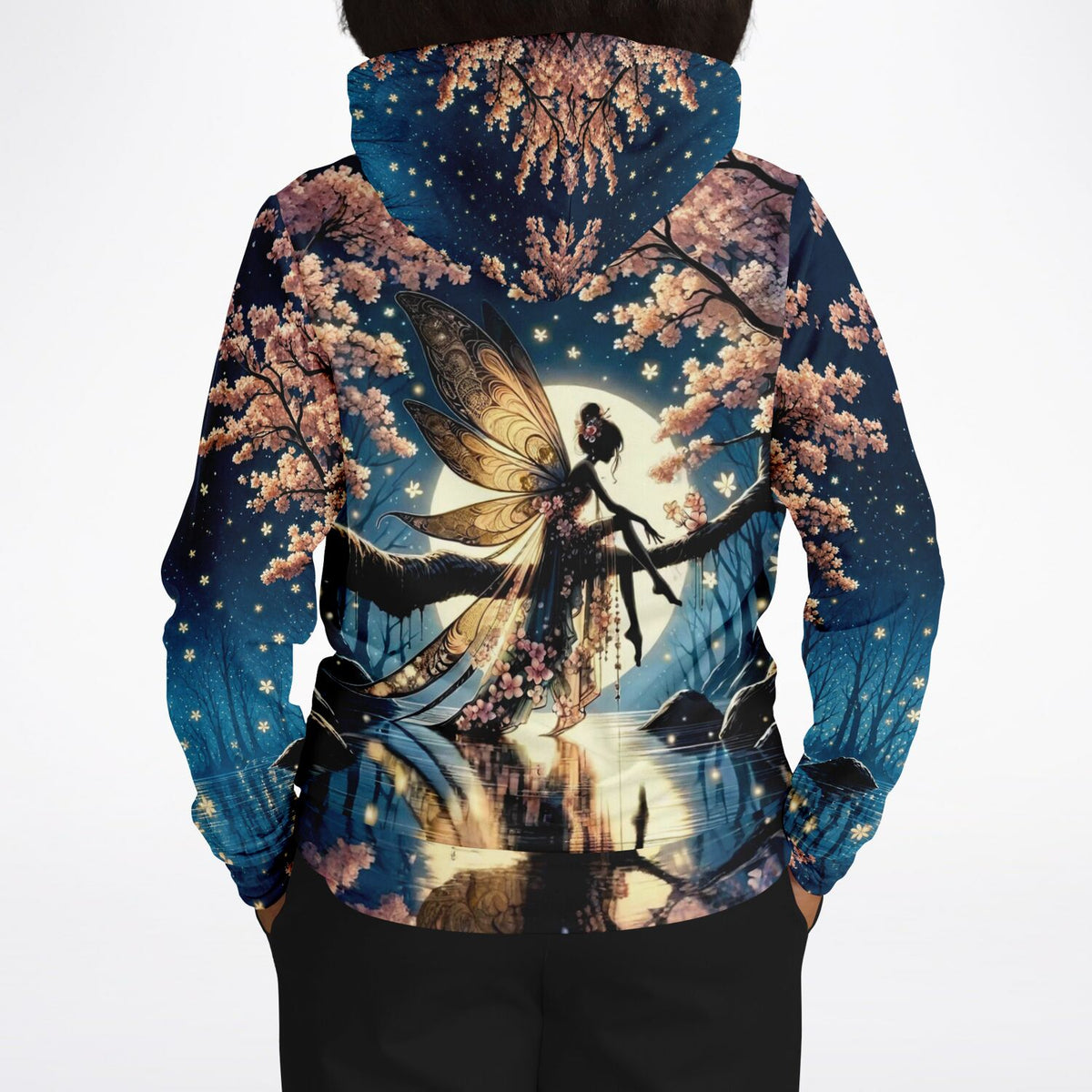 Dreamer Hoodie Mondscheinfee mit detailliertem Elfen-Motiv, kunstvollem AOP-Druck in Blau- und Rosatönen für Kreative.