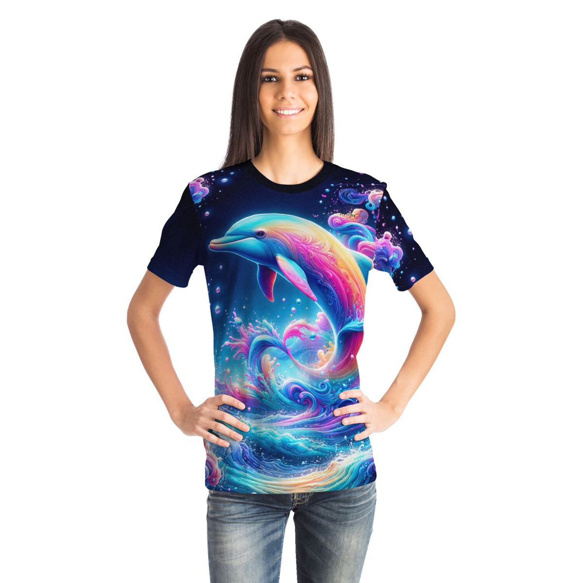 Frau trägt T-Shirt mit buntem Delfin-Motiv im Farbenmeer, ideal für Fans von Diamond Painting und Malen nach Zahlen