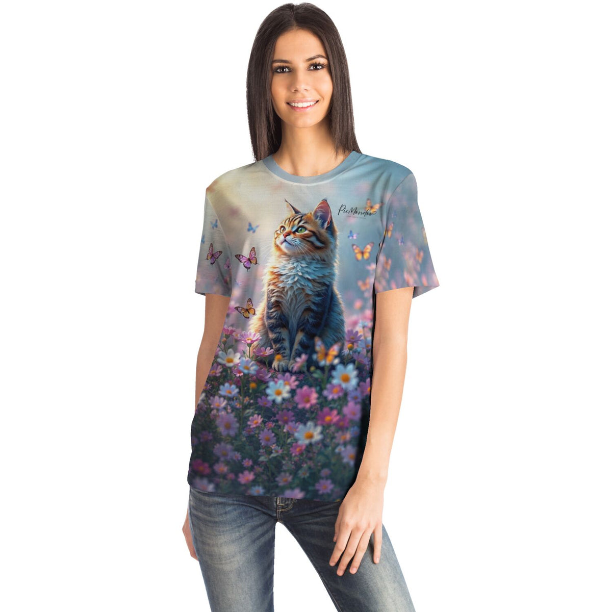 Frau trägt Dreamer T-Shirt mit Katzenmotiv, inspiriert von unseren Diamond Painting und Malen nach Zahlen Designs.