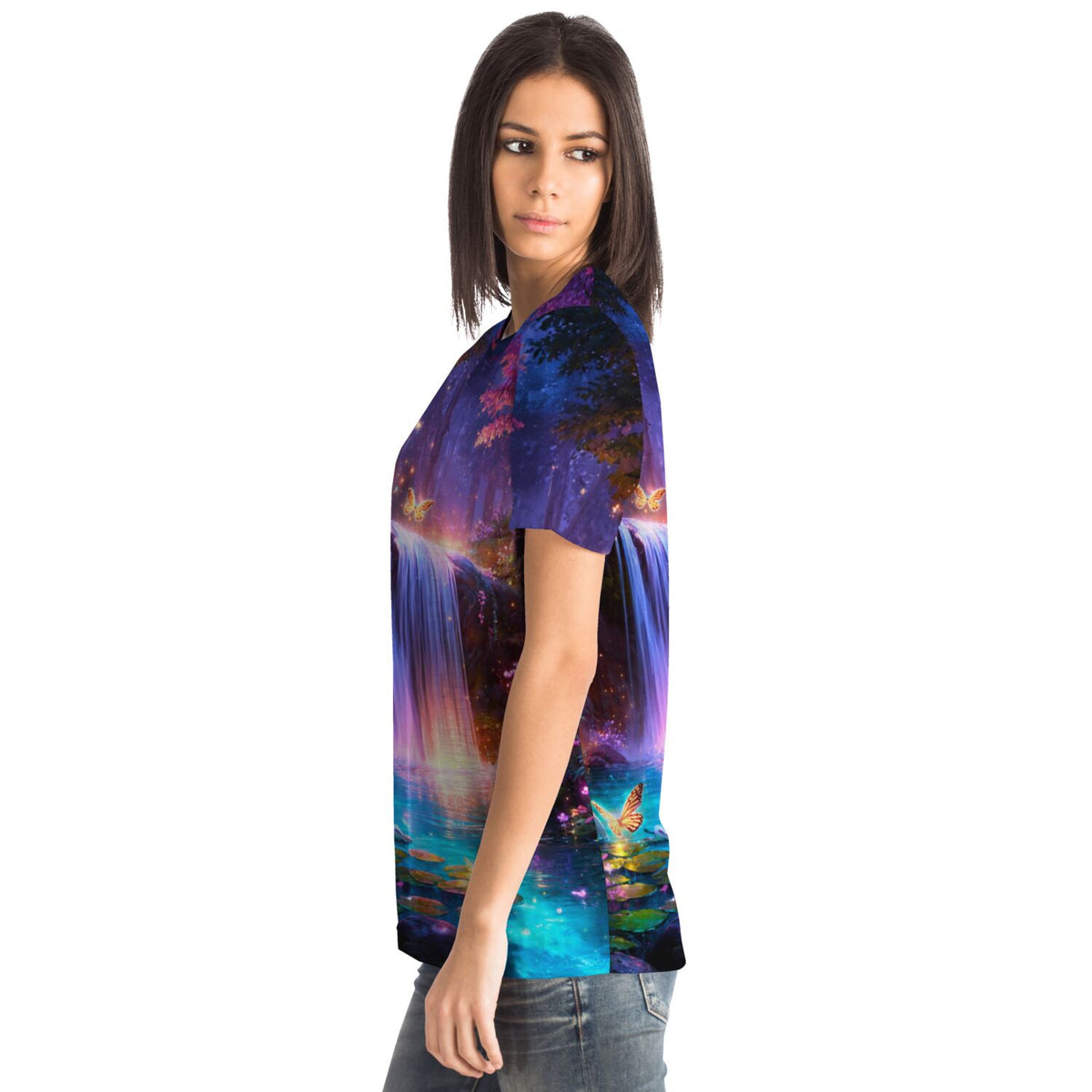 Frau trägt ein T-Shirt mit magischem Hain-Motiv, das stilistisch an Malen nach Zahlen oder Diamond Painting erinnert.