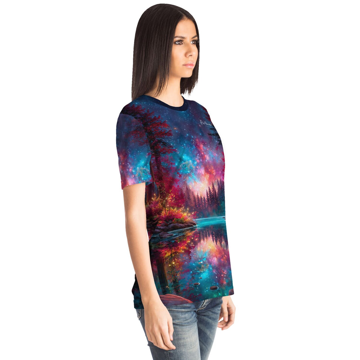 Frau trägt Dreamer T-Shirt mit bunter Galaxy-Landschaft, inspiriert von Diamond Painting und Malen nach Zahlen Motiven.