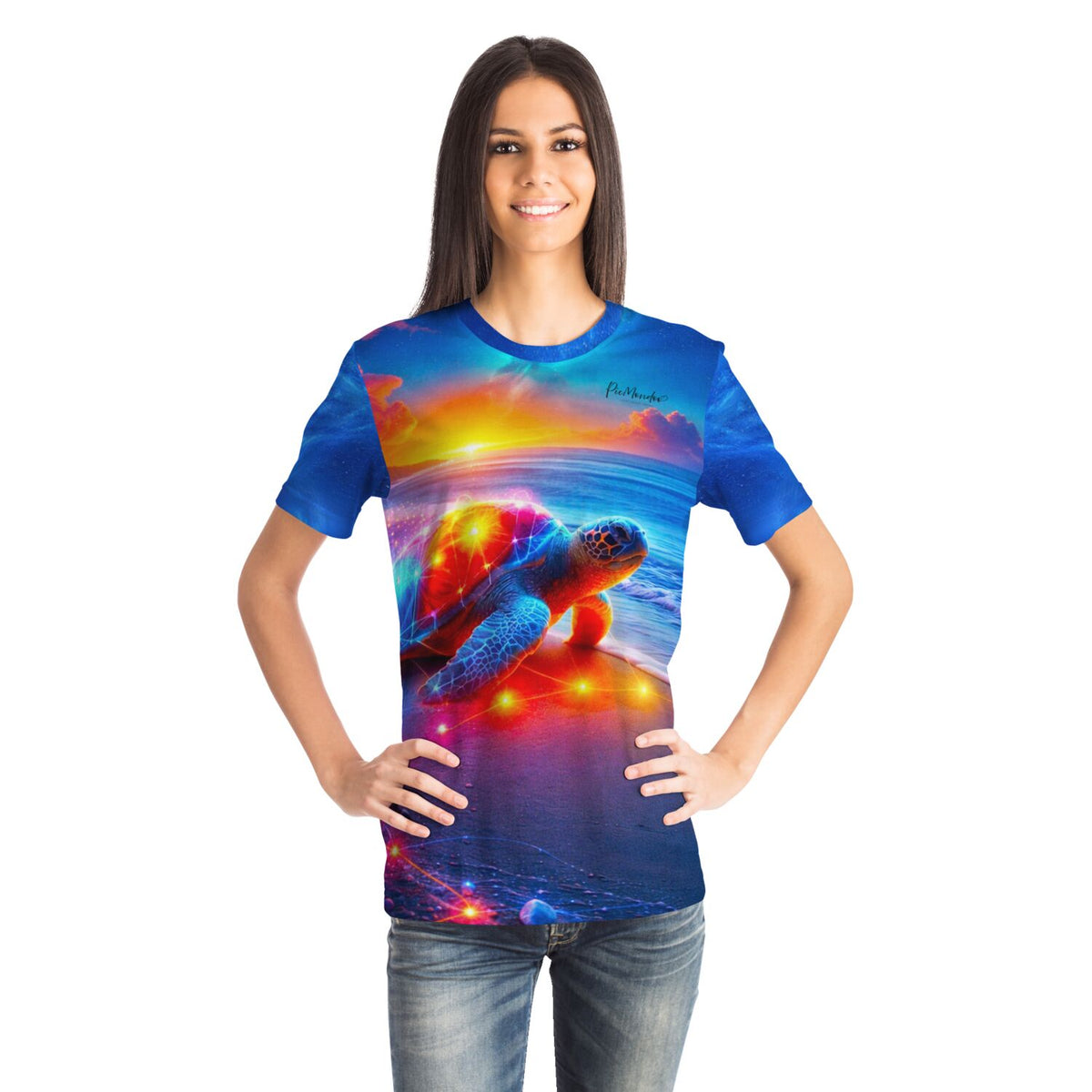 Frau trägt T-Shirt mit farbenfrohem Schildkröten-Motiv im Stil von Diamond Painting und Malen nach Zahlen Designs
