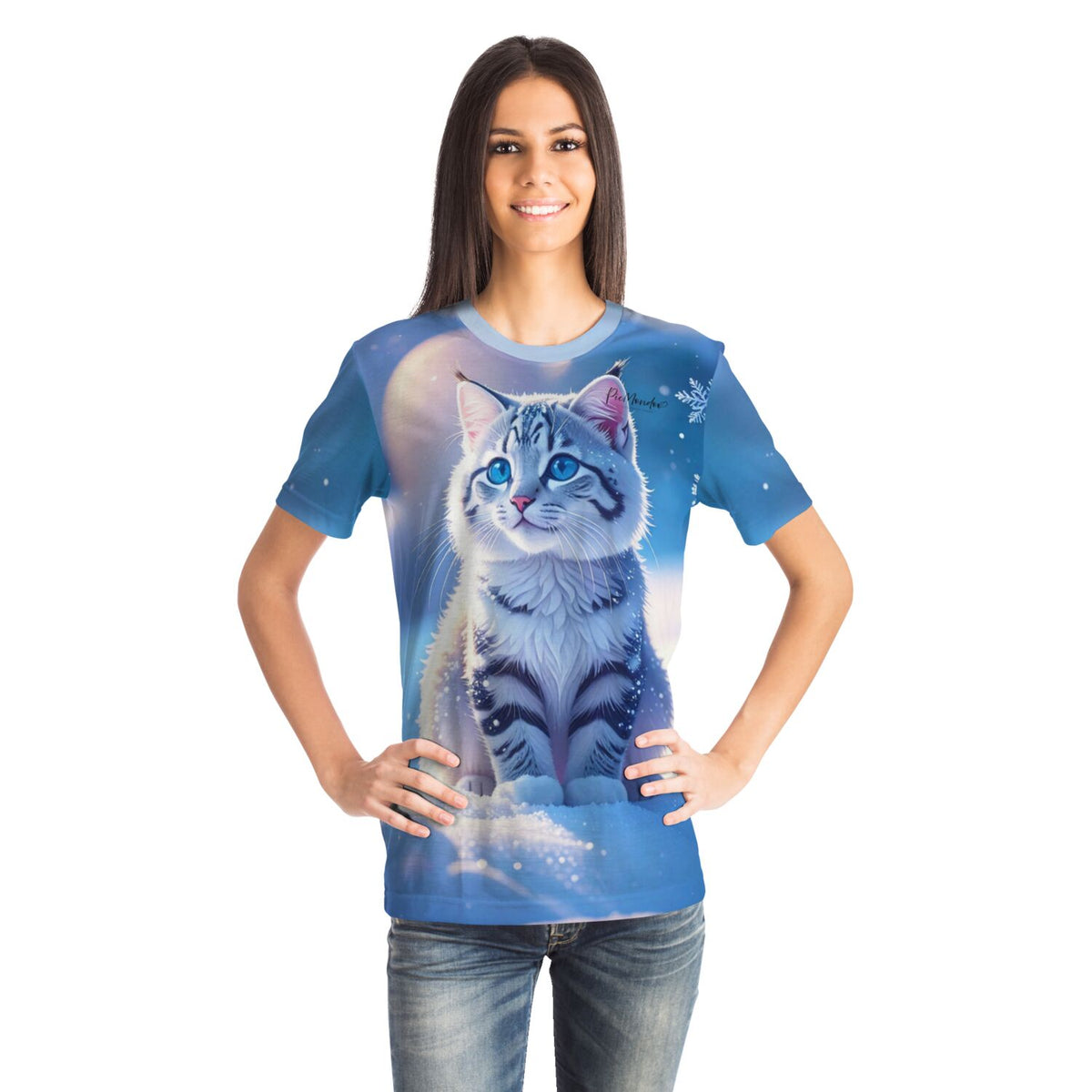 Frau trägt blaues T-Shirt mit Schneegeist Katzen-Motiv, inspiriert von Diamond Painting und Malen nach Zahlen Designs