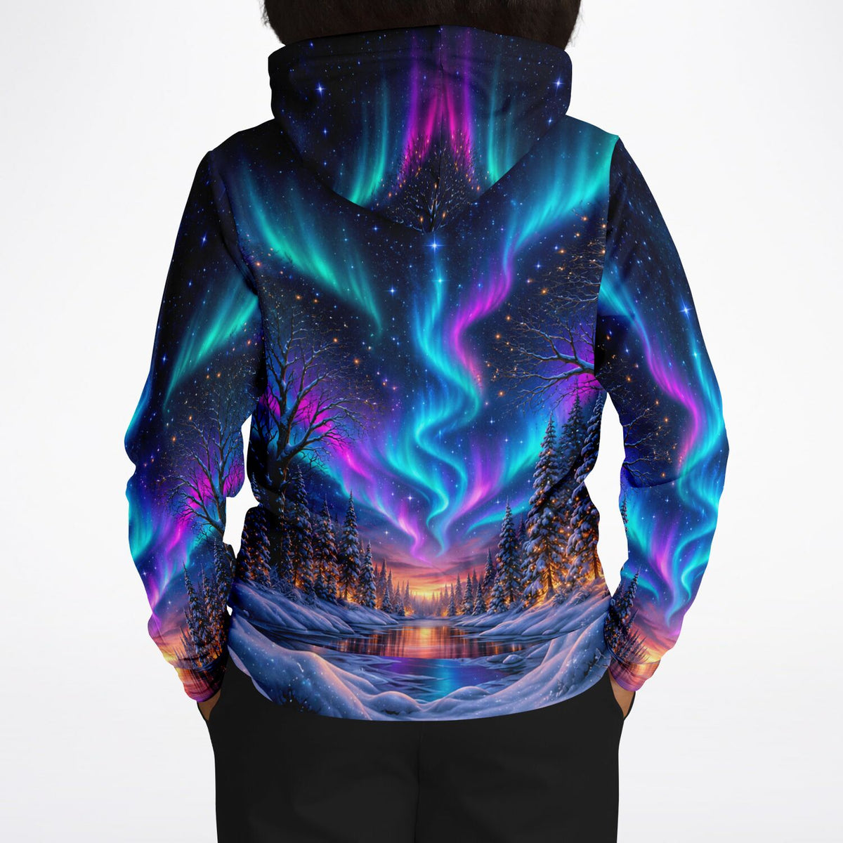 Dreamer Hoodie mit farbenprächtigem Polarlicht-Motiv über einer Winterlandschaft, ideal als Diamond Painting Vorlage
