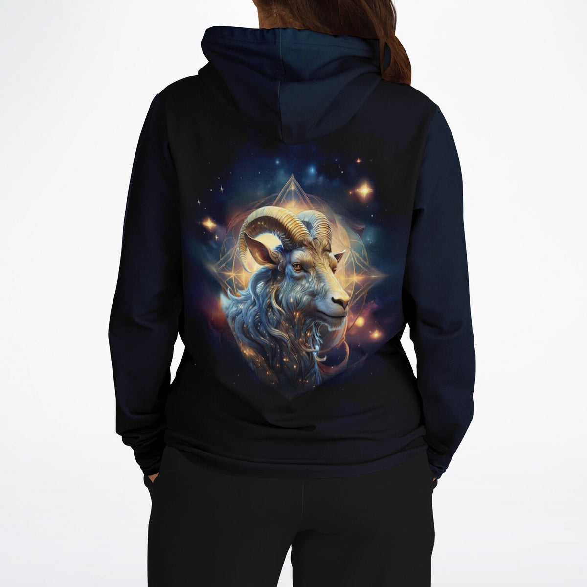 Schwarzer Hoodie mit detailliertem Sternzeichen Steinbock Motiv in galaktischem Design, ideal für Fans kreativer Kunst