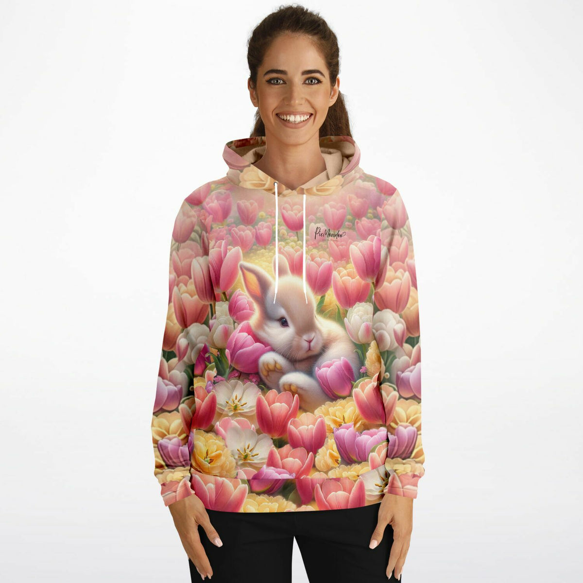 Frau trägt Hoodie mit verträumtem Osterhäschen Motiv in Blumenwiese aus Tulpen, passend zum Diamond Painting Design.