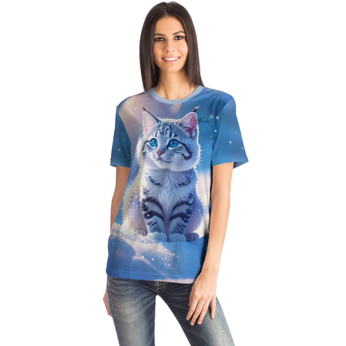 Frau trägt blaues T-Shirt mit Schneegeist Katzenmotiv, ideal für Fans von Diamond Painting und kreativen DIY-Ideen.