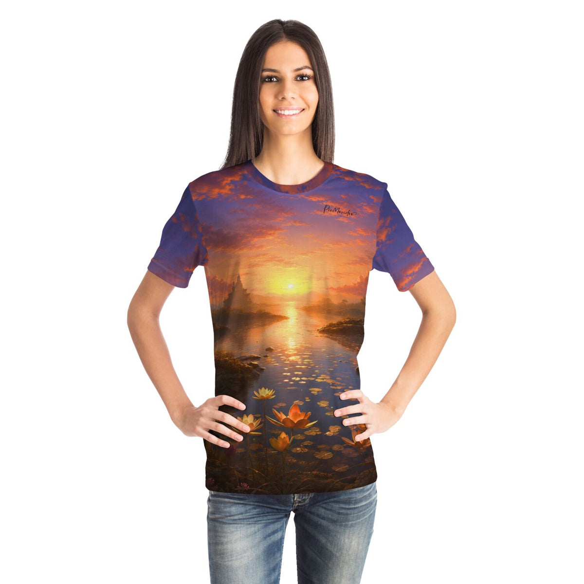 Frau trägt ein T-Shirt mit Diamond Painting Motiv: Sonnenuntergang über einem See mit Seerosen im picmundoo.comsign