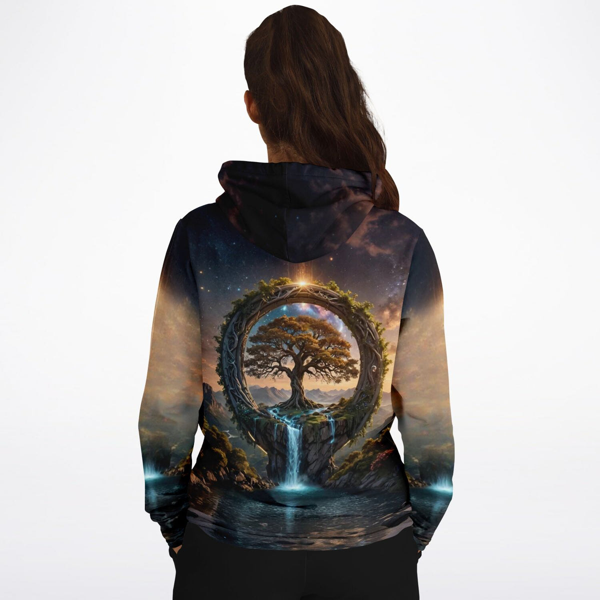 Dreamer Hoodie mit Tor zur Anderswelt Motiv, ästhetische Fantasy-Landschaft mit Baum und Wasserfall als AOP All-Over Print