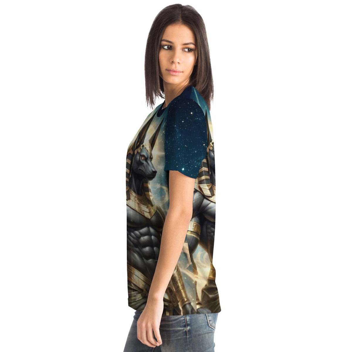 Frau trägt Anubis Dreamer T-Shirt mit ägyptischem Gott Motiv im Style hochwertiger Diamond Painting Kunst