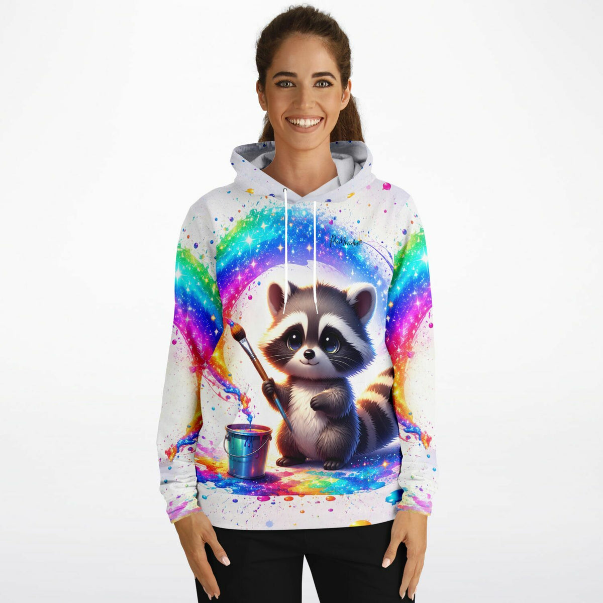 Frau trägt Dreamer Hoodie mit Waschbär-Motiv, inspiriert von Malen nach Zahlen und bunten Diamond Painting Designs.