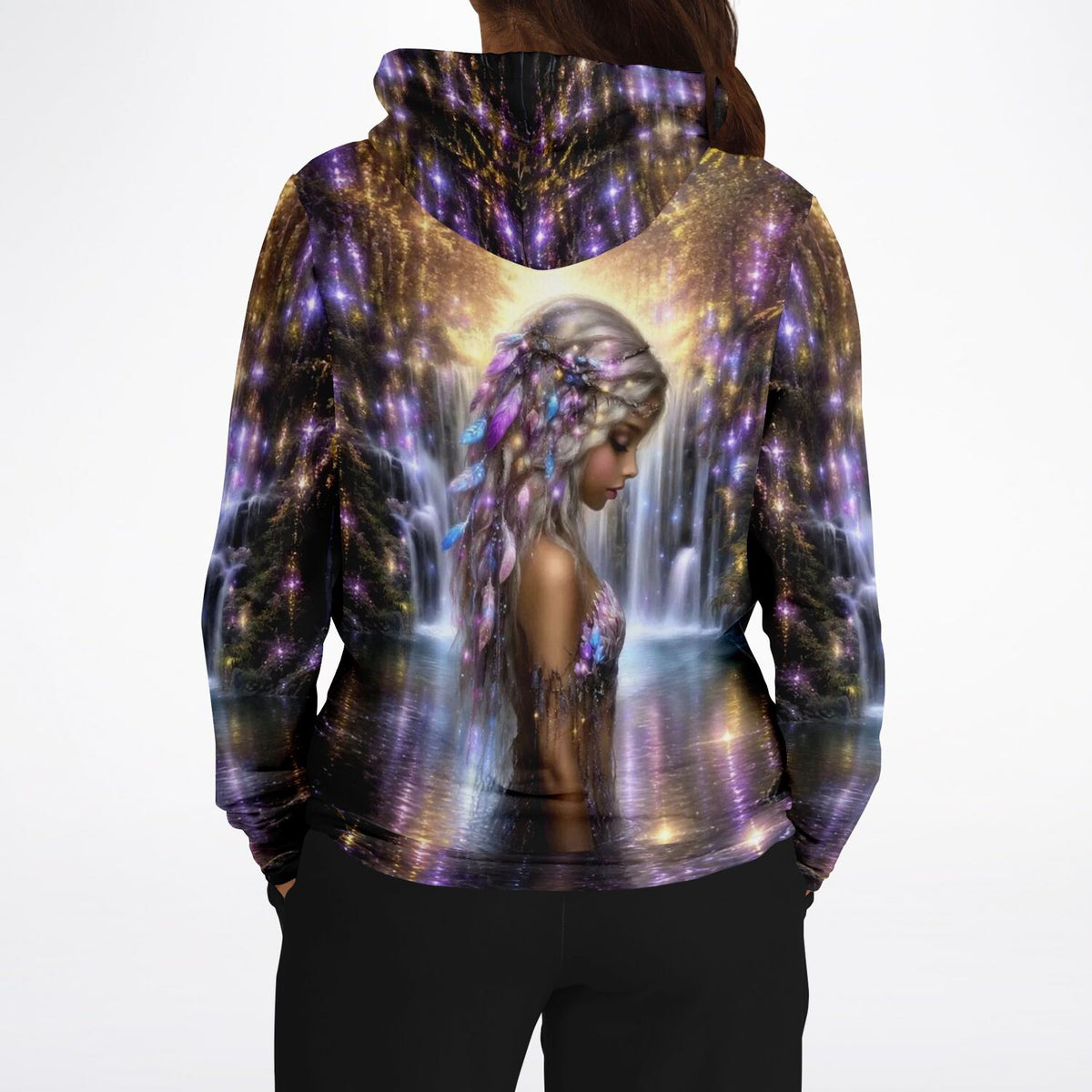 Dreamer Hoodie Elysias Lied mit magischem Feen-Motiv vor einem leuchtenden Wasserfall im Fantasy-Stil