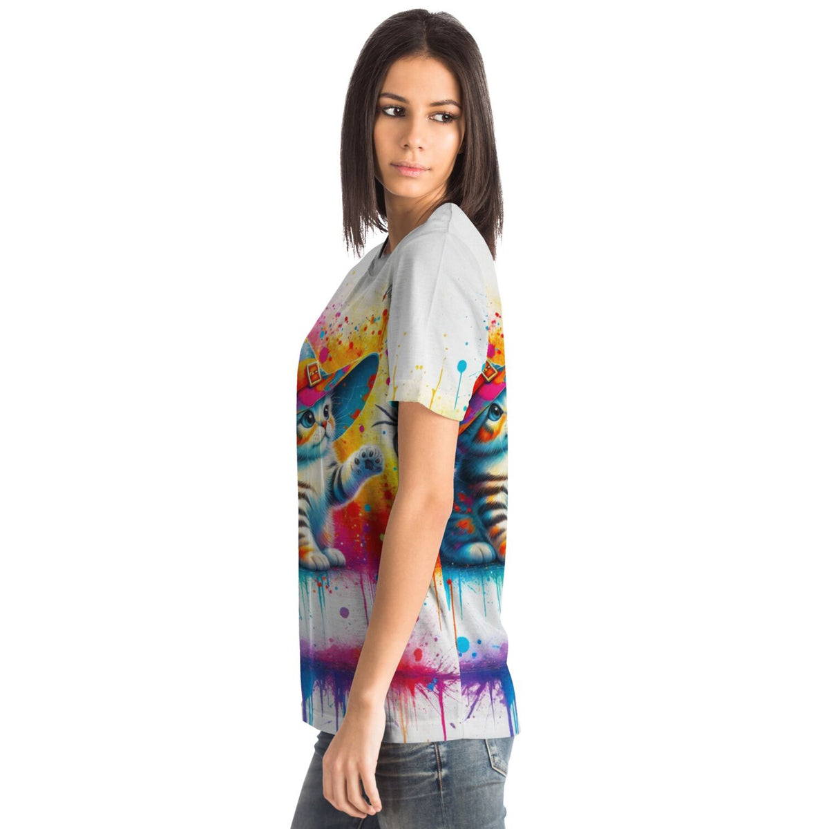 Frau trägt weißes T-Shirt mit farbenfrohem Zauberkatze-Motiv im Stil von Malen nach Zahlen und Diamond Painting Kunst