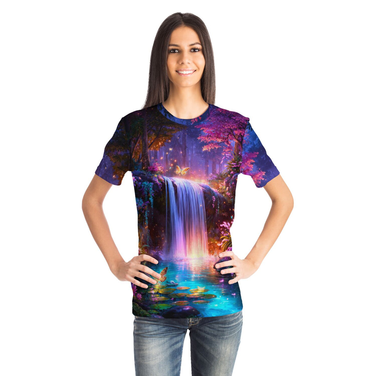 Frau trägt Dreamer T-Shirt mit Hain der erwachten Farben Motiv, inspiriert von Diamond Painting und Malen nach Zahlen