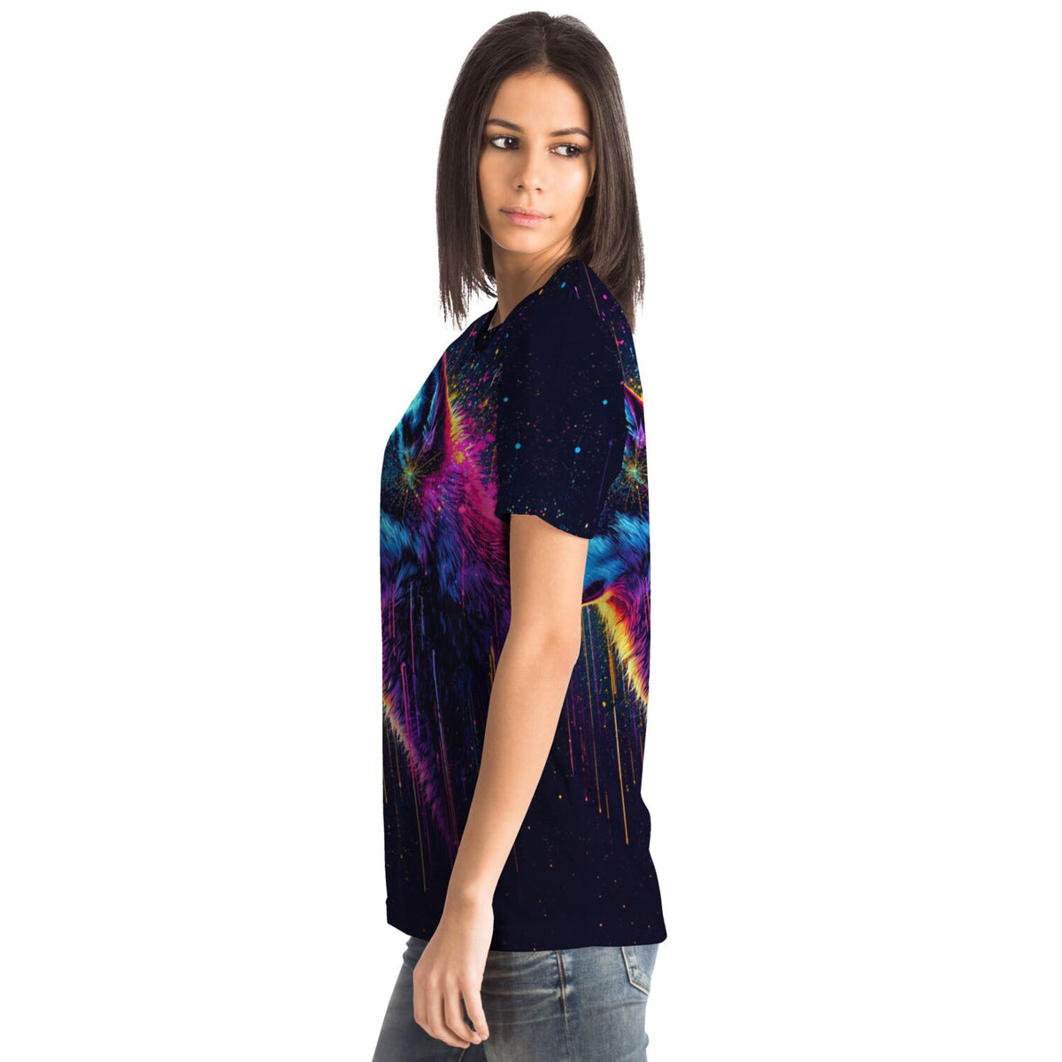 Frau trägt T-Shirt mit farbenfrohem Wolf-Motiv im Stil von Diamond Painting und Malen nach Zahlen Kunstwerken