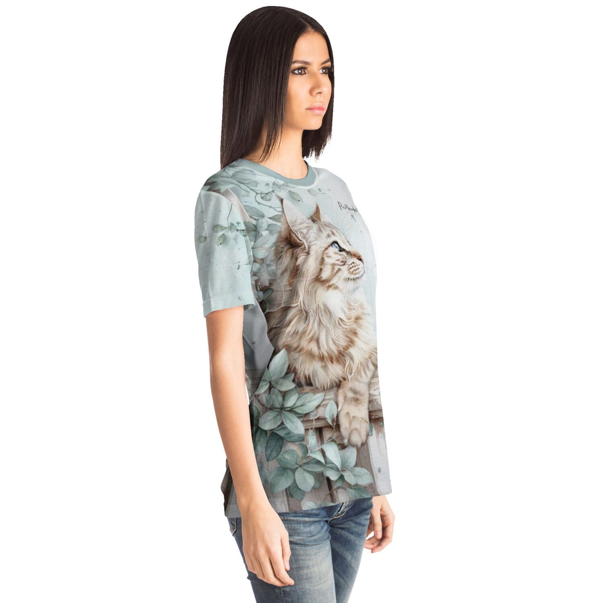 Frau trägt ein Dreamer T-Shirt mit Kater Casimo Motiv, beliebt bei Fans von Diamond Painting und Malen nach Zahlen Designs