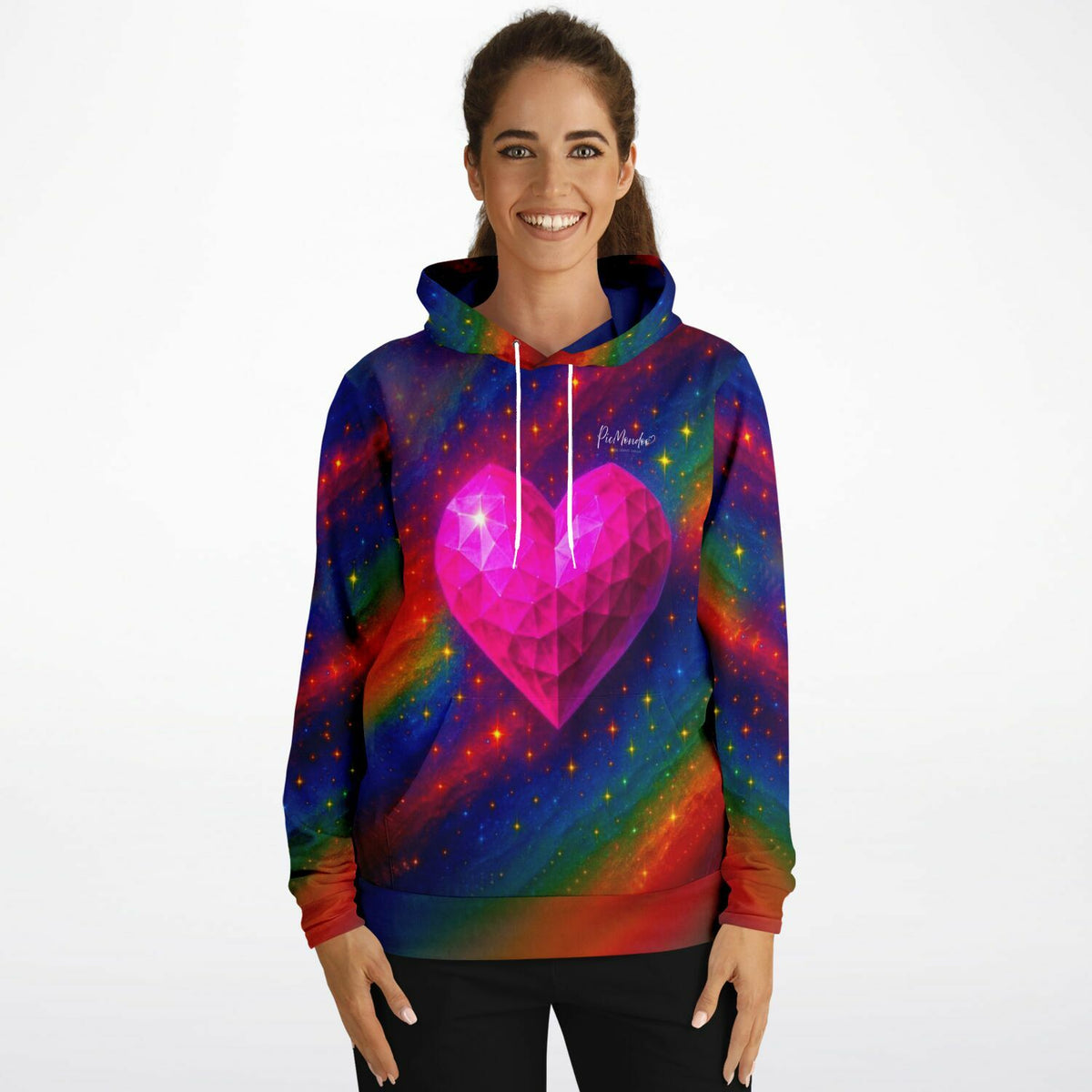 Frau trägt Dreamer Hoodie mit pinkem Herzkristall im Stil eines Diamond Painting Motivs auf buntem Galaxie-Hintergrund