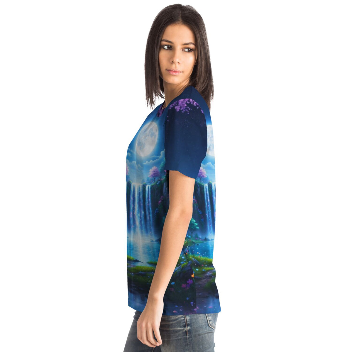 Frau trägt Dreamer T-Shirt mit Tal der flüsternden Wasser Motiv, optimal für Fans von Diamond Painting und DIY-Hobbys