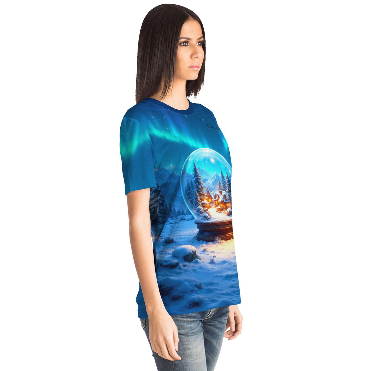 Dreamer T-Shirt mit Schneekugel-Motiv, Nordlichtern und Winterlandschaft im Stil unserer Diamond Painting Sets.