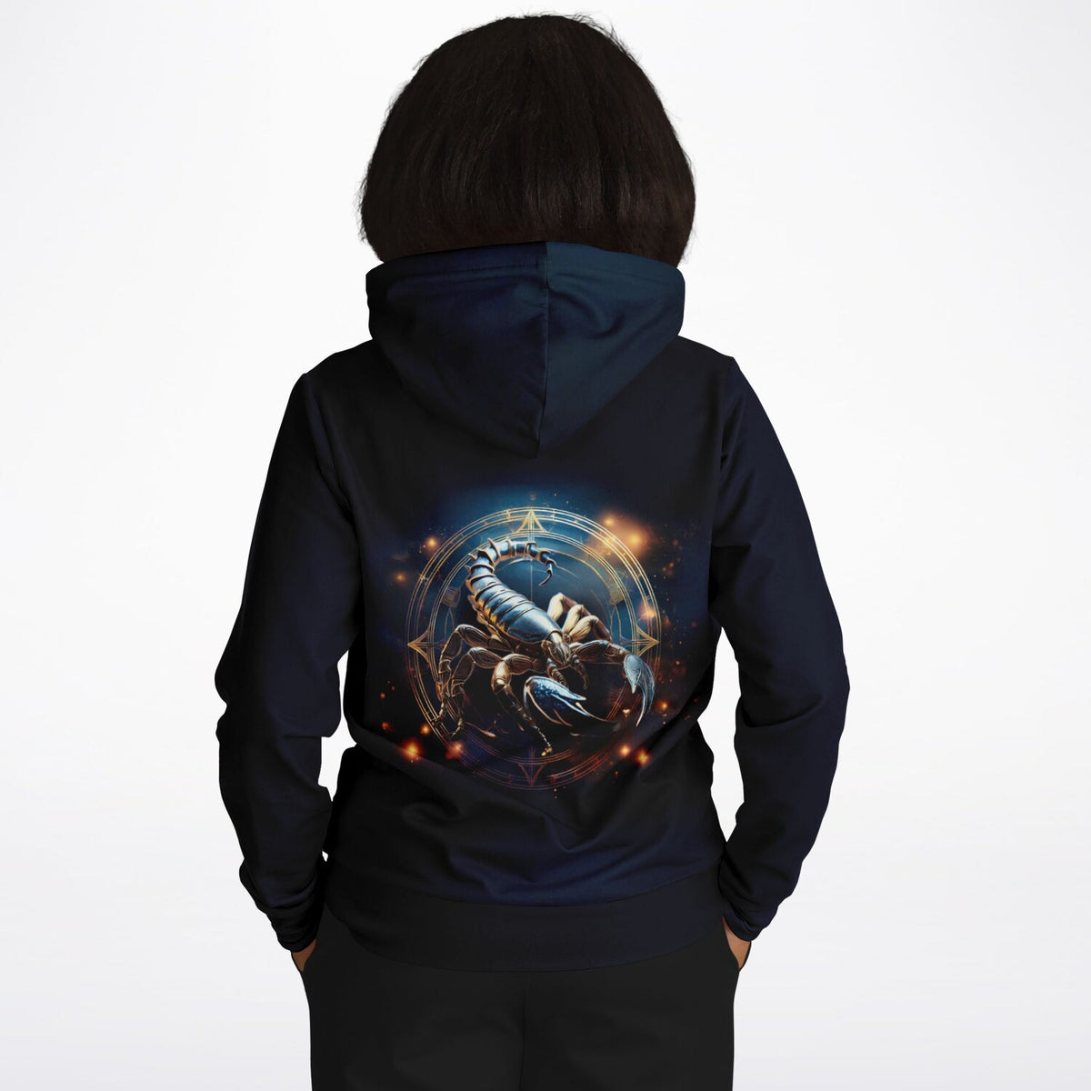 Schwarzer Dreamer Hoodie mit auffälligem Sternzeichen Skorpion Motiv auf dem Rücken im magischen Design