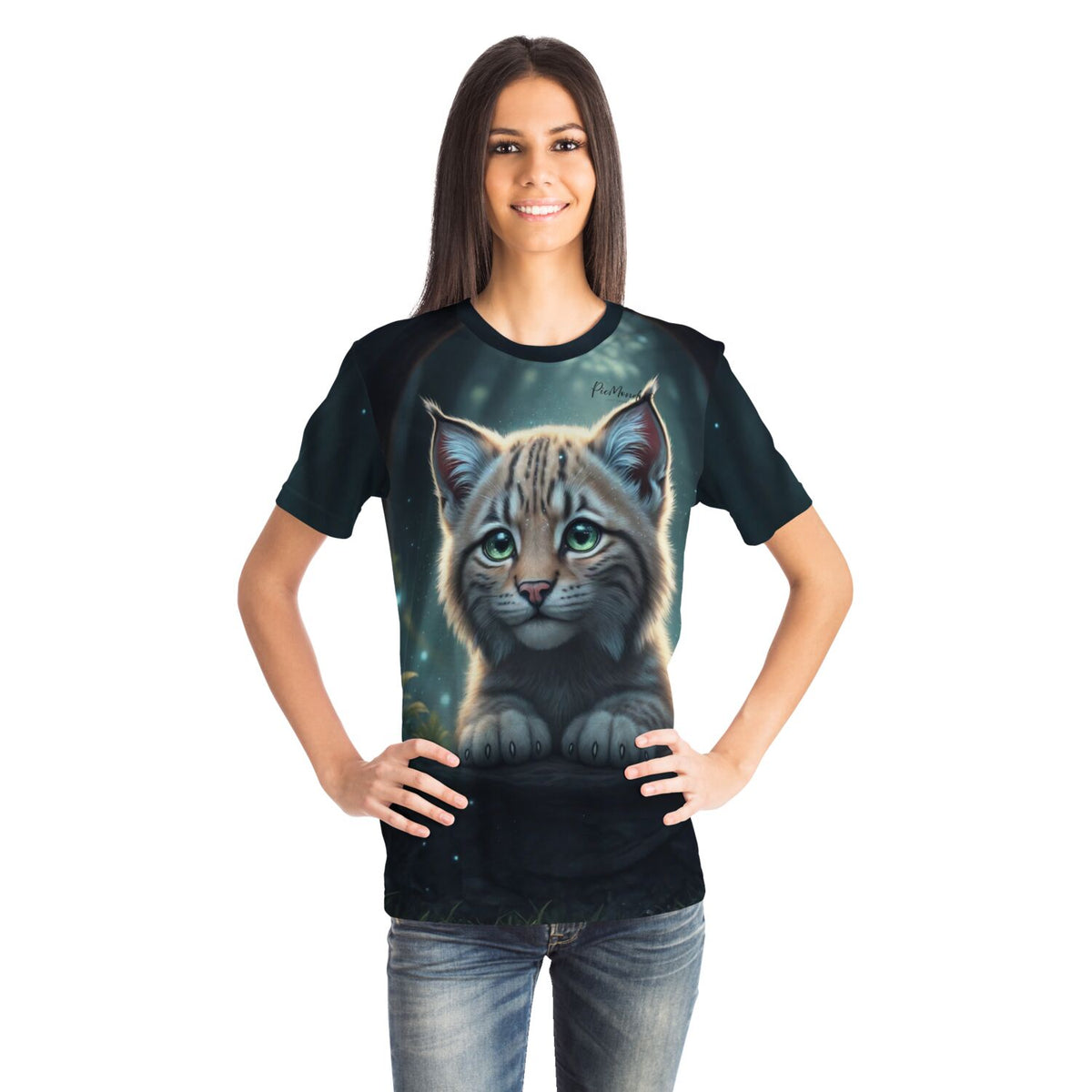 Frau trägt Dreamer T-Shirt Seele des Waldes mit niedlichem Luchs-Motiv, passend als Diamond Painting und Malen nach Zahlen