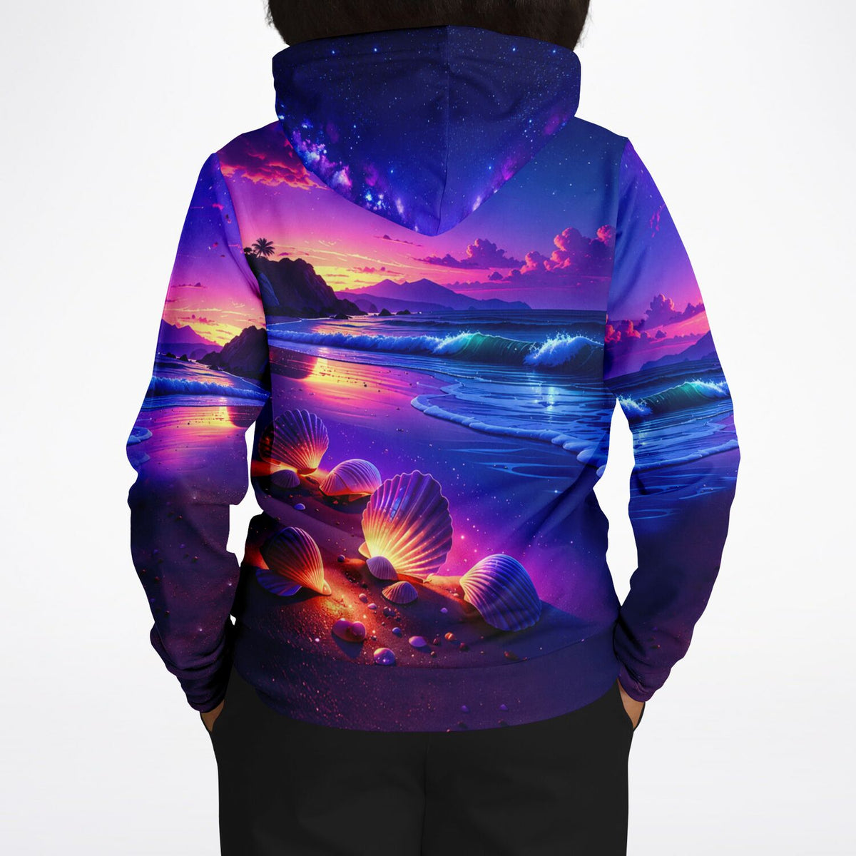 Dreamer Hoodie mit Wunschmuschel-Motiv, nächtlichem Strand, leuchtenden Farben und galaktischem Nachthimmel